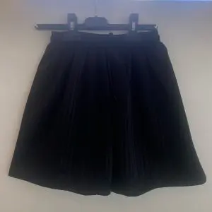 PRE LOVED DL SHADOW STRIPED SHORTS - BLACK