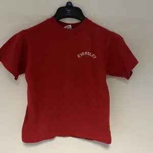 PRE LOVED EVERSLEY PE T-SHIRT - RED